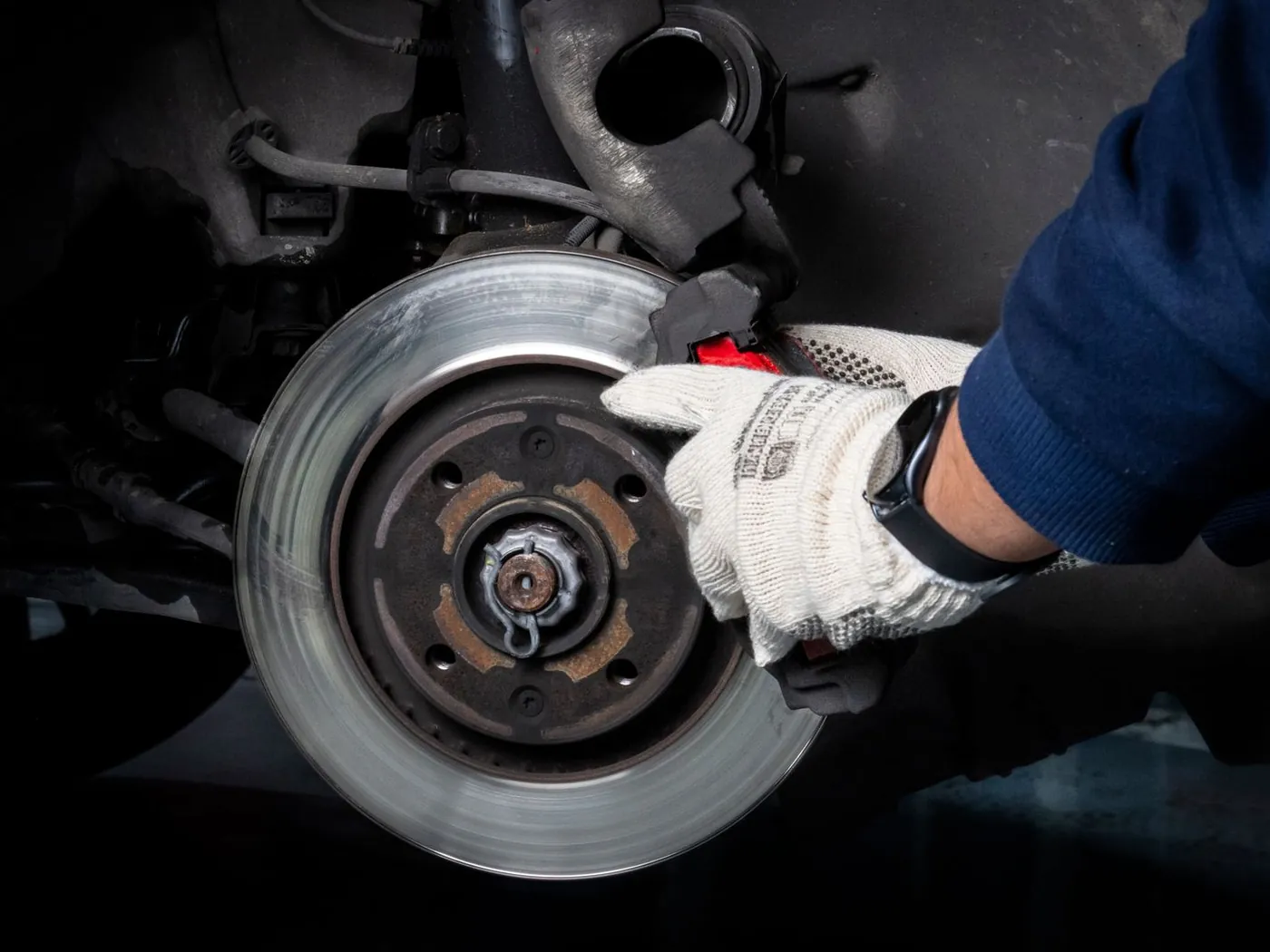 Arbeit an Bremsscheibe und Radnabe eines Fahrzeugs in der Werkstatt