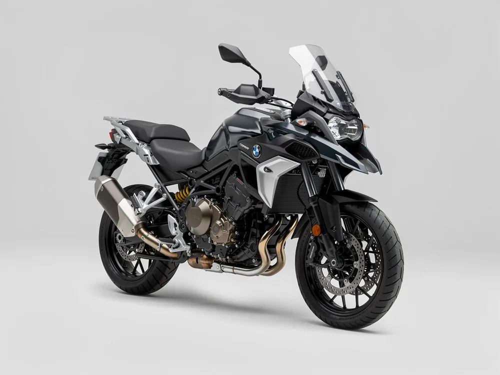 Modernes Tourenmotorrad in der Werkstattansicht